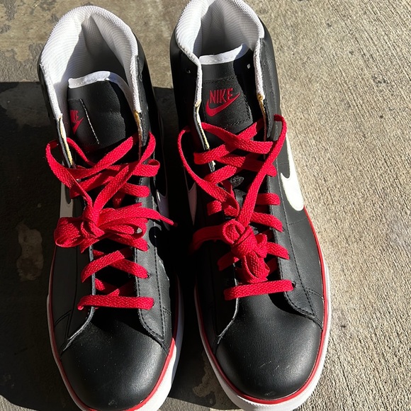 nike high top sneakers NWT black with red and white size 12 - Picture 2 of 8